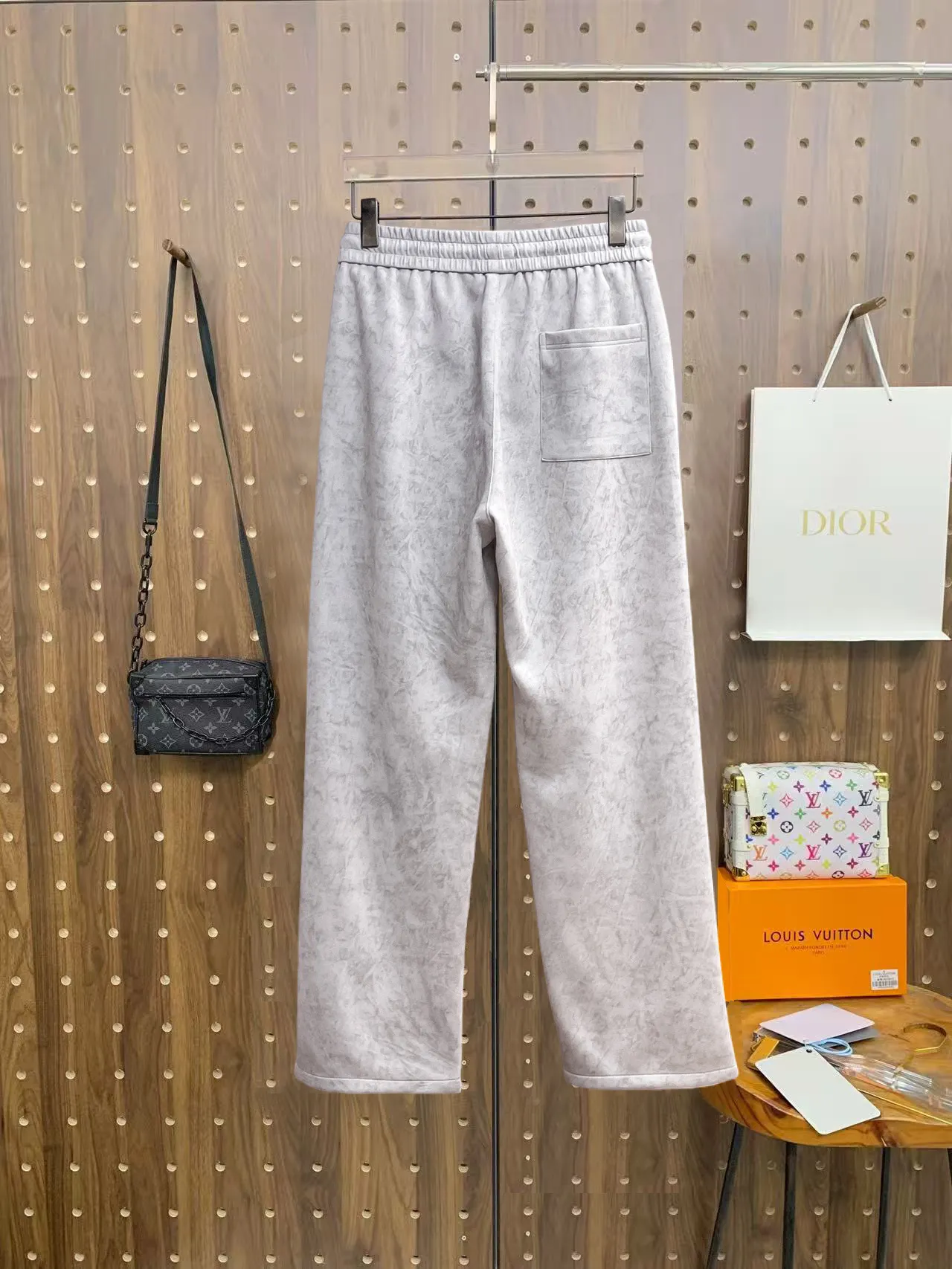 Balenciaga 🆕2026 Autumn and Winter New Arrival Casual Pants! The official website will be released simultaneously. Brand Classic LOGO casual pants, customized fabrics, excellent comfort and strong touch. Highly recognisable, perfect appearance and craftsmanship. Size:M-3XL
